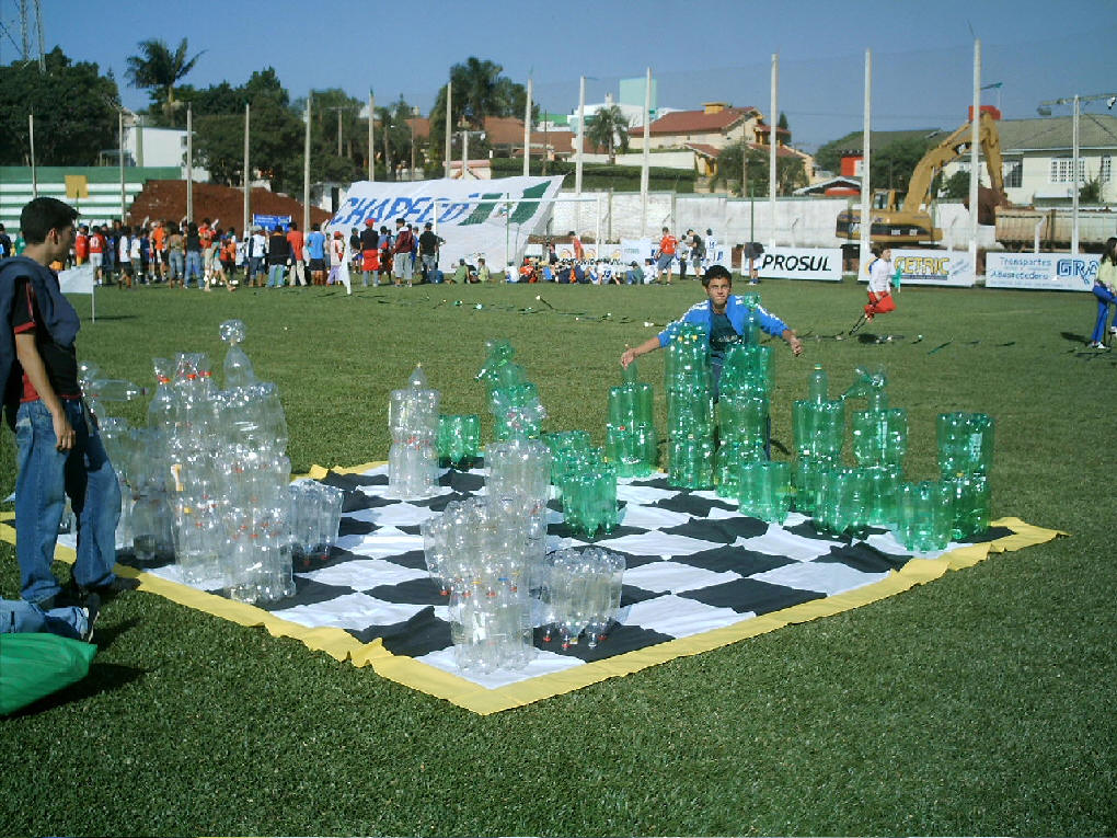 Artesanato Reciclagem (Blog): Jogo de xadrez gigante com reciclagem de  garrafas PET
